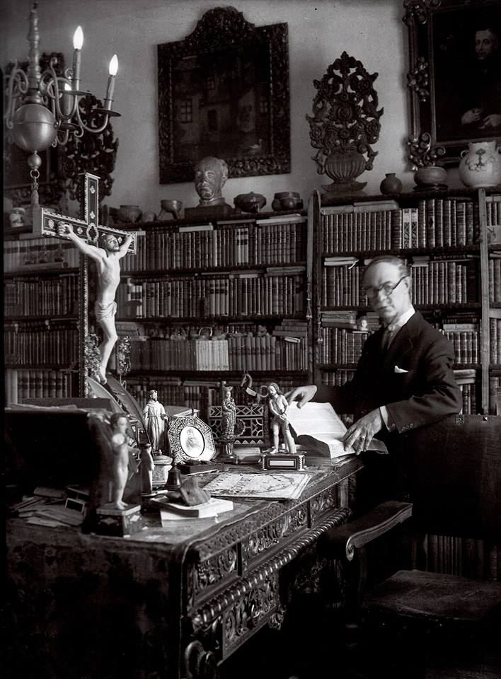 El 25 de enero de 1884 nació Artemio de Valle-Arizpe en la casa de la 6ª calle de Bravo, núm. 1, en Saltillo, Coahuila, según anotó Rafael Fierro Gossman.
📷 Manuel Ramos, 1959. 
En <a href="/descargacultura/">Descarga Cultura.UNAM</a> está la charla que tuvo con Emmanuel Carballo: bit.ly/2jNiQfy 🌈✨