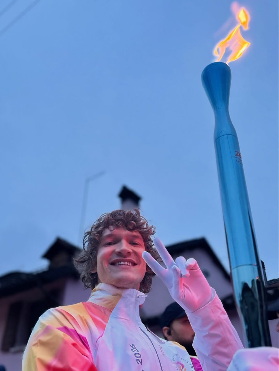 HeatedRivalryBR's tweet image. ORGULHO DEMAIS!

Connor e Hudson carregando a Tocha Olímpica em Feltre, Itália, hoje. 💖🌟