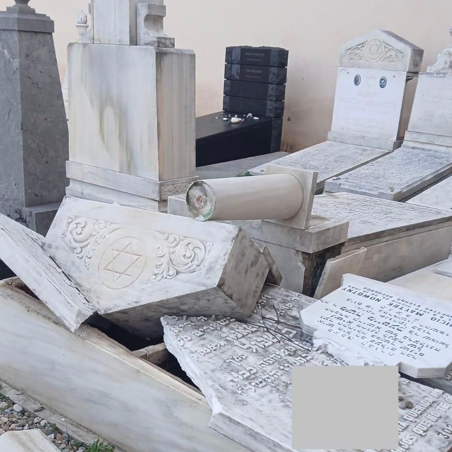 StopAntisemites's tweet image. Antisemitism in Spain has gone fully mask-off: political leaders legitimize Jew-hate, protests turn openly antisemitic, &amp;amp; the government enables it by silence.

Are we surprised to now see a Jewish cemetery in Barcelona brutally vandalized?

Nope. It's on brand for this country.