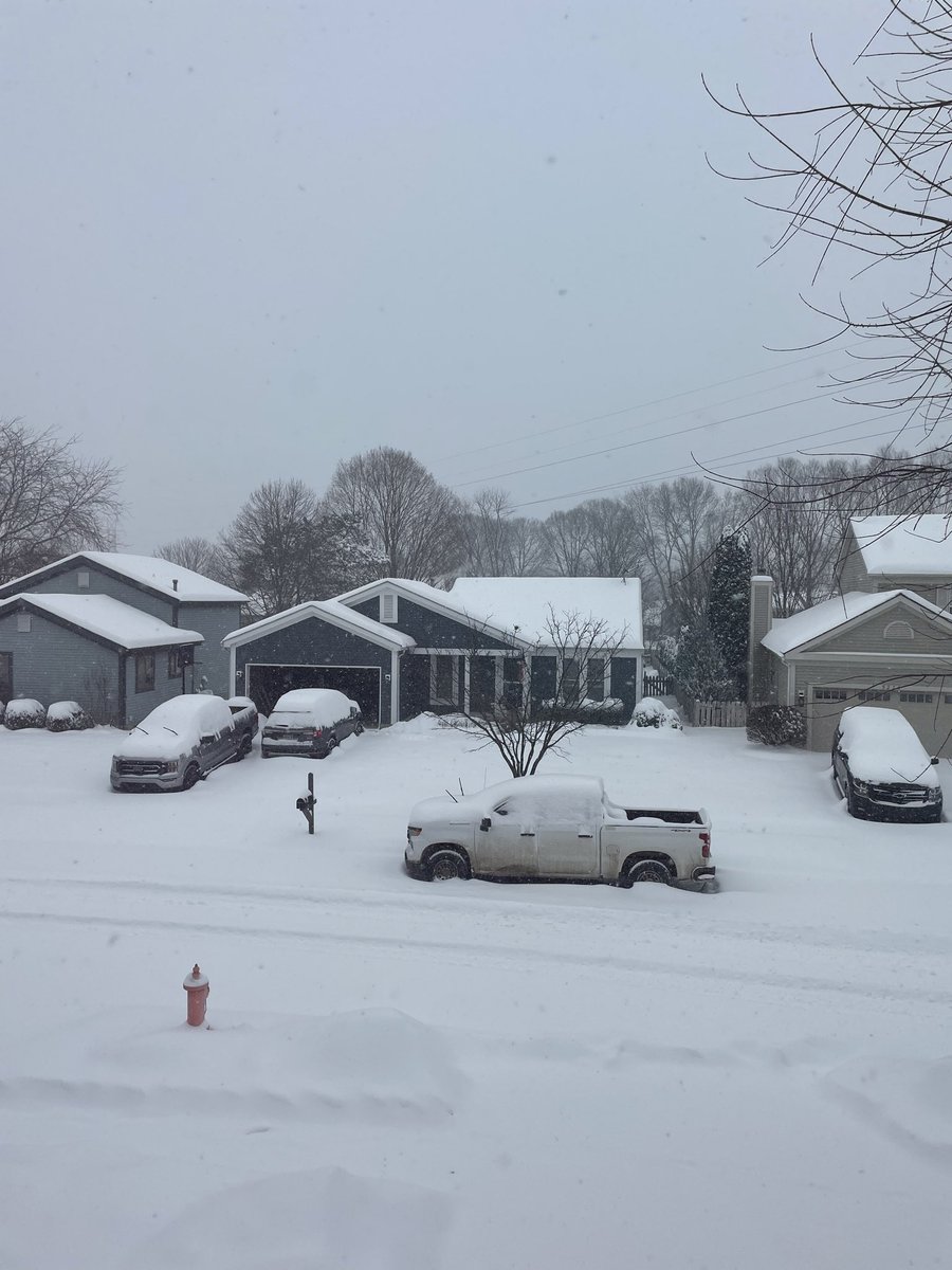 Keep snowing. Columbus Ohio. 19F