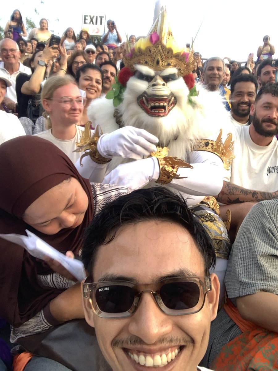 Tidak ada yg lebih indah dari senyuman