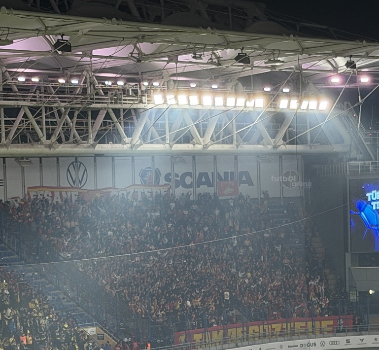 futbolarena's tweet image. Kadıköy'de Göztepe tribünü.