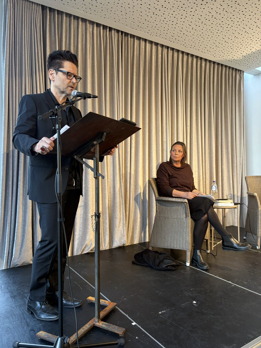 askorobogatov's tweet photo. Achter de donkere wouden — volle zaal gisteren bij Toast Literair in het Huis van Herman Teirlinck
Een intens en mooi gesprek met Sigrid Bousset over rouw, vaderliefde, schuld, hoop en herinnering
Dank aan iedereen die erbij was — jullie aandacht en betrokkenheid waren voelbaar https://t.co/hXmieRFV0D