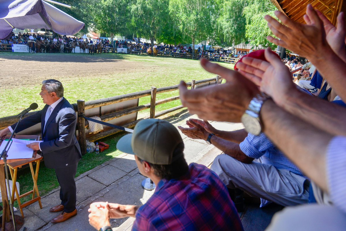 CUIDAR EL CAMPO ES CUIDAR NEUQUÉN

Participamos de la Expo Rural en Junín de los Andes, convencidos de que el campo neuquino es uno solo, de norte a sur. Cómo un hombre del interior con mucho orgullo puedo decir que somos una gestión que mira a toda la provincia.

Elegimos