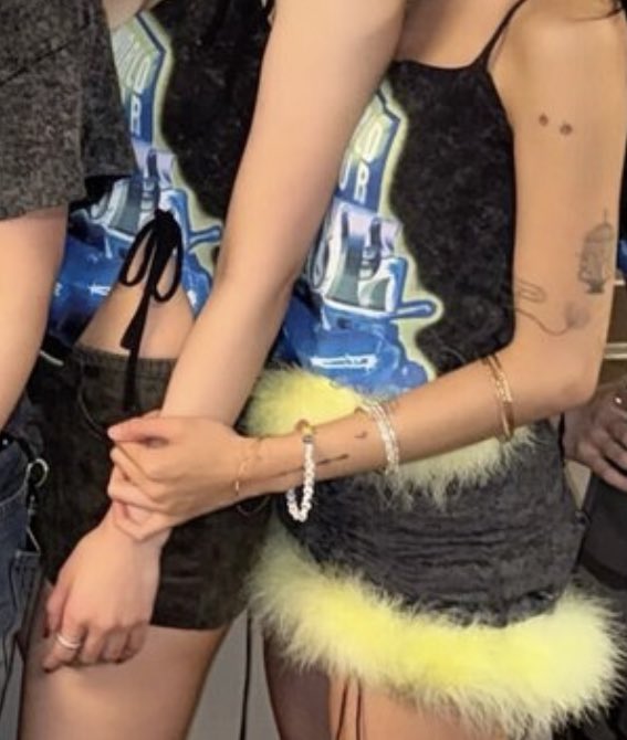 jeongmotorista's tweet image. sinceramente eu entendo a mina não conseguir superar a chaeyoung, eu também não conseguiria..