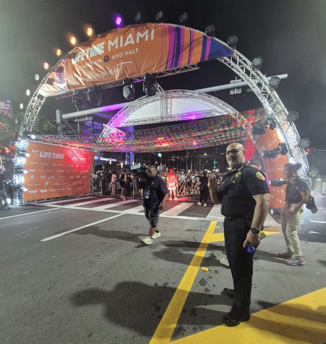 MoralesMiamiPD's tweet photo. Proud of Miami PD & Miami Fire Rescue, out early, keeping everyone safe at the Life Time Miami Marathon! From traffic to crowd safety, we worked together to ensure a smooth race day. Good luck, runners, enjoy every mile! πββοΈπββοΈπ #MiamiMarathon #MiamiPD #MiamiFire #MagicCity https://t.co/taxReFYNt1