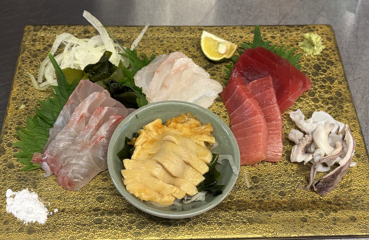 お昼にオーダーが立て込んで　「だし巻きは時間かかります、お断り」って叫んで　それでも待つと言う方に1時間後位にやっと出せて　そうしているうちに常連さんがお帰りになり　目の前のお客様のオーダーは分かっているけど順番がまだで　ずっと待たせながら