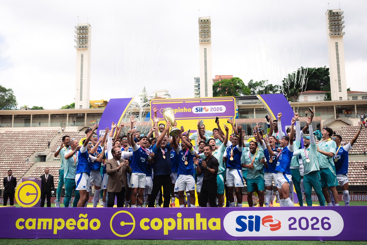 Cruzeiro's tweet image. Taça erguida! 🏆💙

Cruzeiro Esporte Clube, o campeão da Copinha 2026! 🦊

📸  Marco Galvão / Cruzeiro