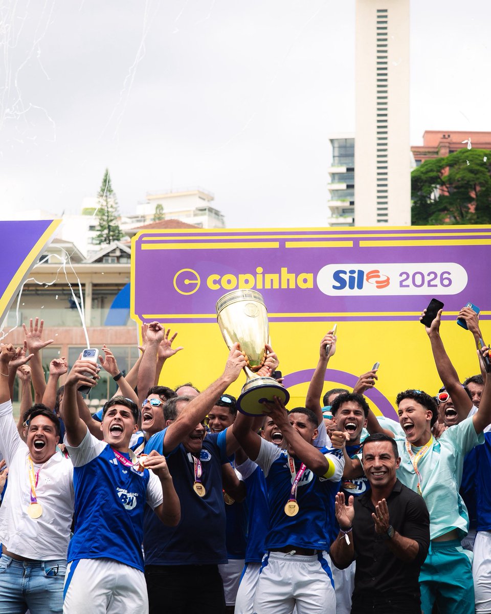 Cruzeiro's tweet image. Taça erguida! 🏆💙

Cruzeiro Esporte Clube, o campeão da Copinha 2026! 🦊

📸  Marco Galvão / Cruzeiro