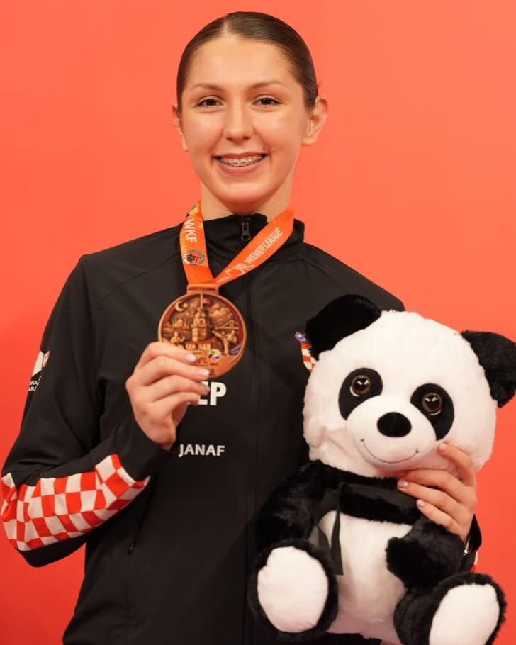 mintsRH's tweet image. Čestitamo Emi Sgardelli i Nikolini Golomboš na 🥉 medaljama na Premier ligi u Istanbulu.
Sjajne borbe, i još jedan vrhunski rezultat za hrvatski karate. 
Bravo cure! 🇭🇷