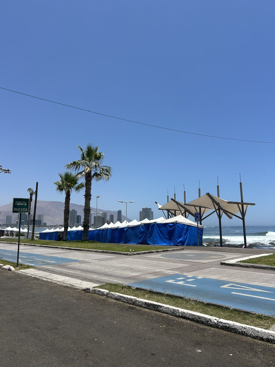 Daniela21458452's tweet image. OJO no es nada en contra de la gente emprendedora, pero siento que estos toldos tapan toda la avenida, no se ve lindo, deberían habilitarles un lugar en específico 🤷🏼‍♀️ #Iquique #playacavancha