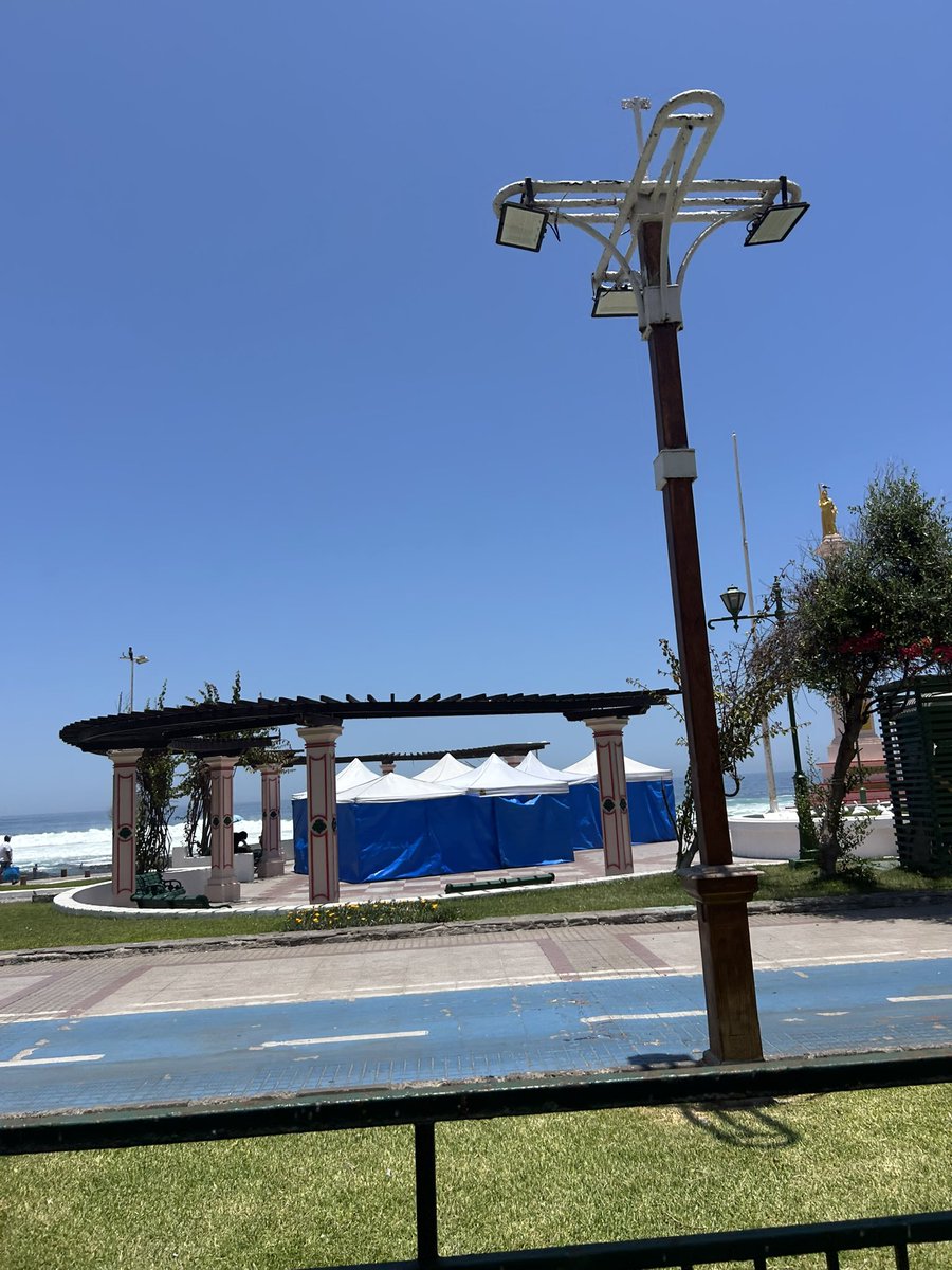 Daniela21458452's tweet image. OJO no es nada en contra de la gente emprendedora, pero siento que estos toldos tapan toda la avenida, no se ve lindo, deberían habilitarles un lugar en específico 🤷🏼‍♀️ #Iquique #playacavancha