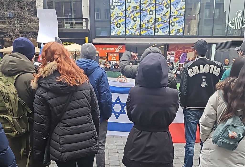 dorbainprague's tweet photo. מתוך הפגנת הזדהות בפראג עם המוחים באיראן https://t.co/jCIOTZeuJC