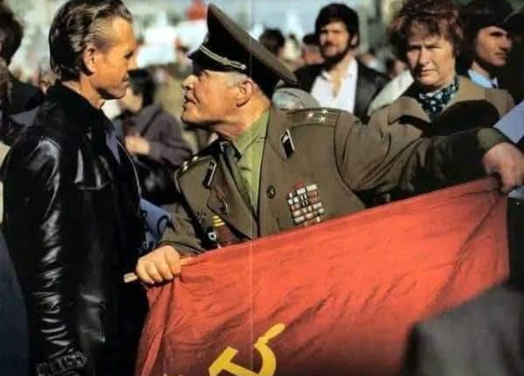 El adoctrinamiento liberal anticomunista.

"Salvé tu lamentable trasero de los nazis, basura" 

Le responde un veterano soviético de la II Guerra Mundial a un manifestante anticomunista en 1990, Moscú, URSS.