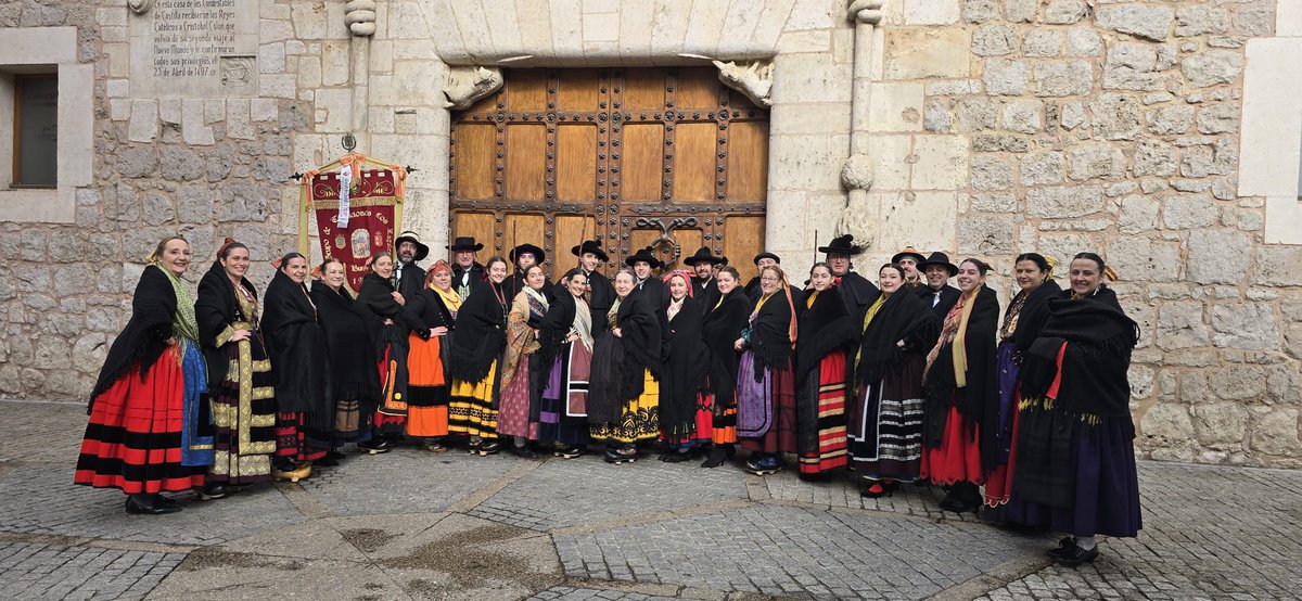 GT_Los_Zagales's tweet photo. Nuestra típica foto de familia del día de San Lesmes. #Burgosenelmundo #burgosmola #SanLesmes #feaf #folclore https://t.co/gECcTocAx5