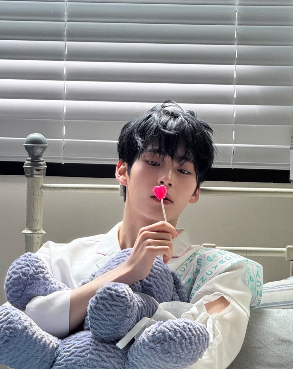 SHBCHART's tweet image. [NEWS | 260126] 'You Are Spring' by Sung Hanbin Spotify Counter 📊

Day 1 — 68,947
Day 2 — 101,815 (+32,868)
Day 3 — 62,762
Day 4 — 30,738 
Day 5 — 32,921 

Total: 297,183

#SUNGHANBIN #성한빈 #ソンハンビン
#ZEROBASEONE #제로베이스원 #成韓彬