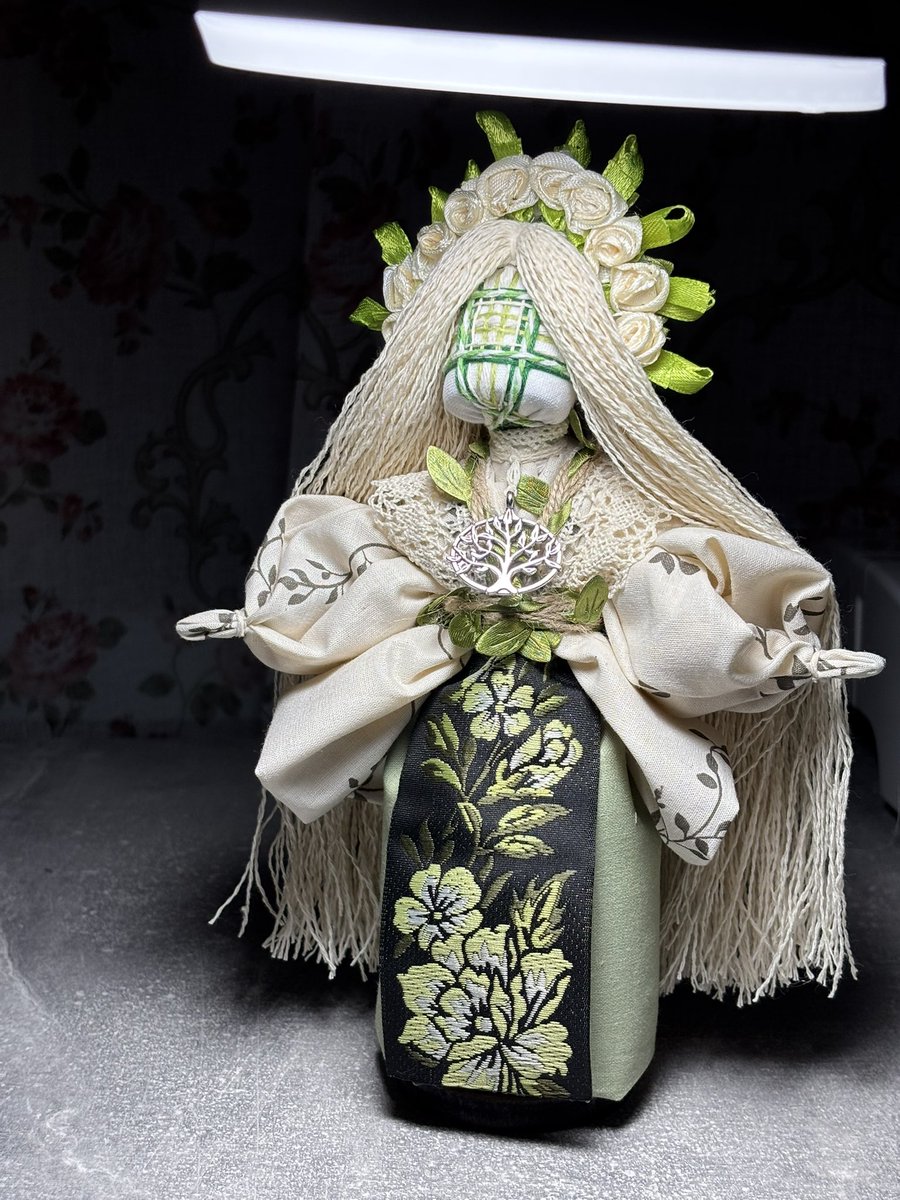 Ukrainian_dolls's tweet image. Friends, even though I’m sick, I’ve finished a new motanka 🌿
This doll is the Tree of Life — the Tree of the Family, a symbol of ancestors’ strength, protection, and the bond between generations. It was created with love and pure intentions 🤍

Unfortunately, my posts don’t
