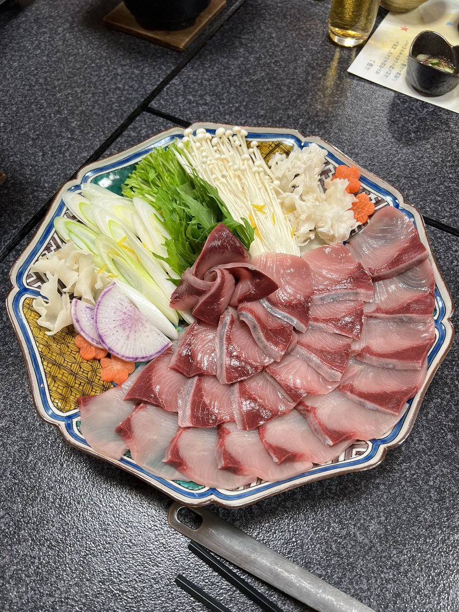 okaky's tweet photo. 今年は #氷見 に自慢の #寒ぶり がたくさんはやってきておらず、なかなか寒ぶりを食べる機会もありませんでしたが、久しぶりの氷見産の寒ぶりに舌鼓😋
.
東京や大阪から来た友人たちも、 #民宿あおまさ さんの寒ぶりを中心とした旬の味覚に大満足でした！やっぱ富山最高です！！
.
#富山 #ぶりしゃぶ https://t.co/tp59o7a7op
