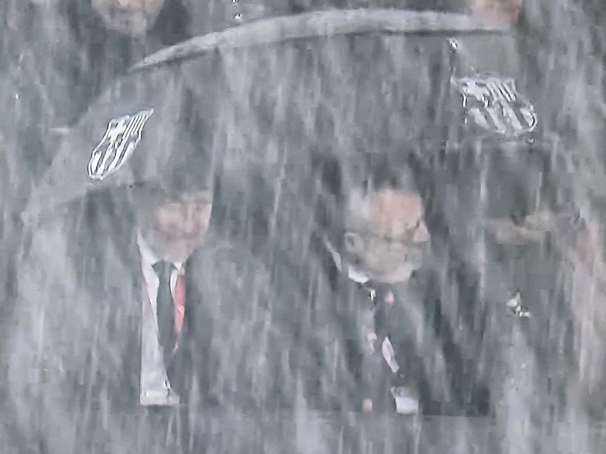 taranielloazul's tweet image. Chaparrón en el campo y chaparrón en el palco. Qué poca vergüenza usar un paraguas del @FCBarcelona_es @MartinPelaezRO somos imbéciles. Mientras @JoanLaportaFCB mojándose con dos huevos.