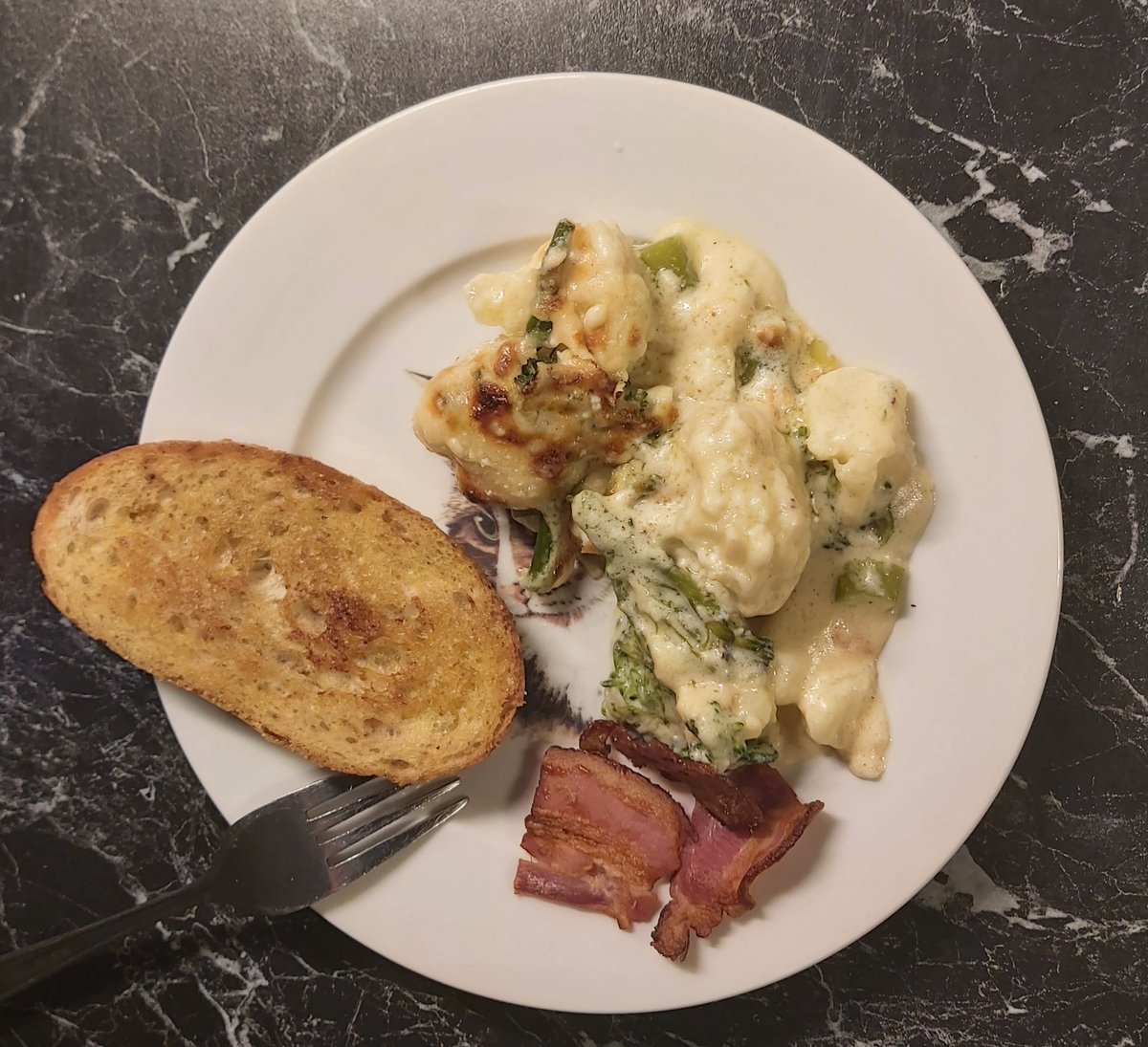 Endelig!
Blomkål/brokkoligrateng (parmesan og muskatt), hjemmestekte hvitløksbrødskiver og - fordi jeg ikke er vegetarianer/veganer - litt sprøstekt bacon 😃
