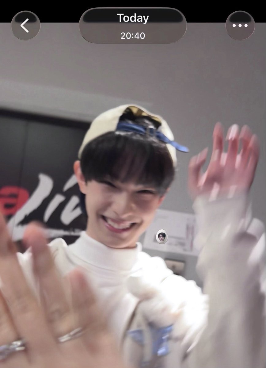 zipzzsp's tweet image. 260125 🐇🥕

Showing my kaiwen pc to liyu during hi-touch session ᆿᆿᆿ

#최립우 #CHUEILIYU #崔立于