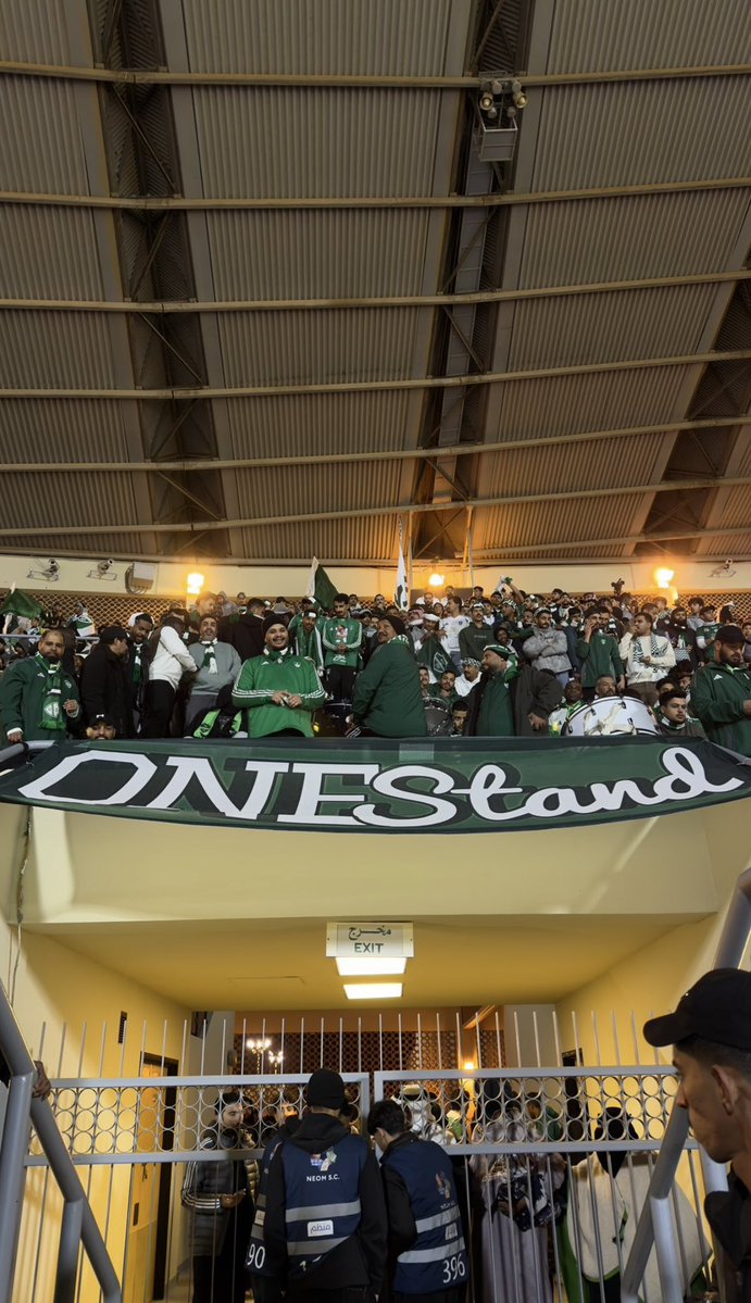 المشروع الرياضي مشروع عظيم وكبير ولكن للاسف قائم على عقول صغيره لايتجاوز تفكيرها مصلحة ناديها بعيداً كل البعد عن الهدف الاستراتيجي للمشروع الرياضي !
مثال بسيط مباراة الاهلي ونيوم وصلني من احد الاخوة الذاهبين للملعب بان الملعب فل وسعة الملعب ١٢ واغلقو البوابات في وجه الجماهير
ثم