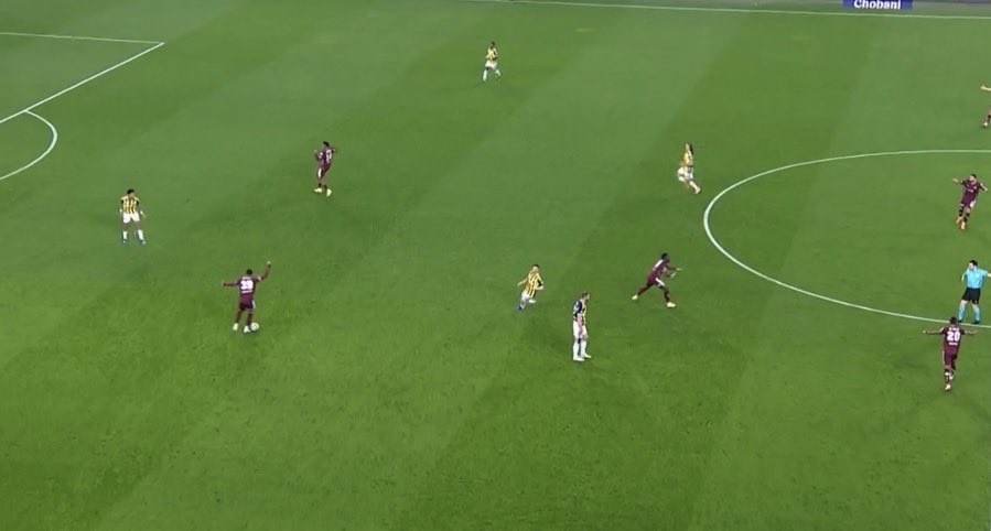 Allah aşkına paylaşın, paylaştırın.

Şu topa dokunulan pozisyonda faul diye 2’ye 1 olan pozisyonu kesti.