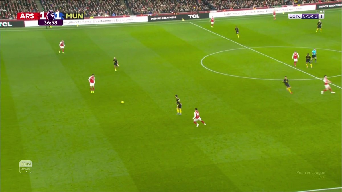 زوبميندي يهدي مبومو هدف التعادل لصالح مانشستر يونايتد لتصبح النتيجة 1-1 