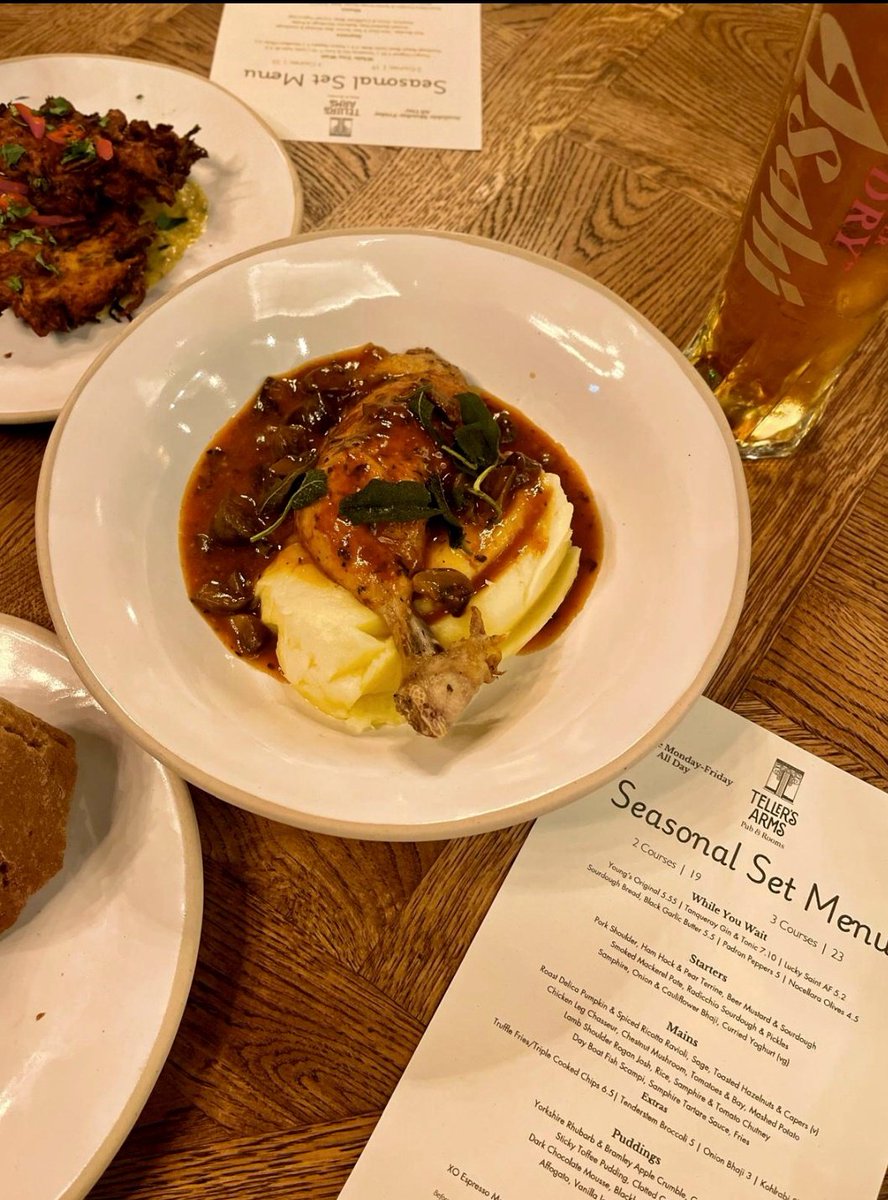tellersarms's tweet photo. The weekend may be over...
But our Weekday seasonal Set menu is about to begin 🥳

2 courses for 19 
3 courses for 23 

Served from 12 weekdays till our kitchen closes 🥂

#Setmenu #Surreyfood #Farnhamfood #Farnhamlife #surreypub https://t.co/nltXxI5gTc