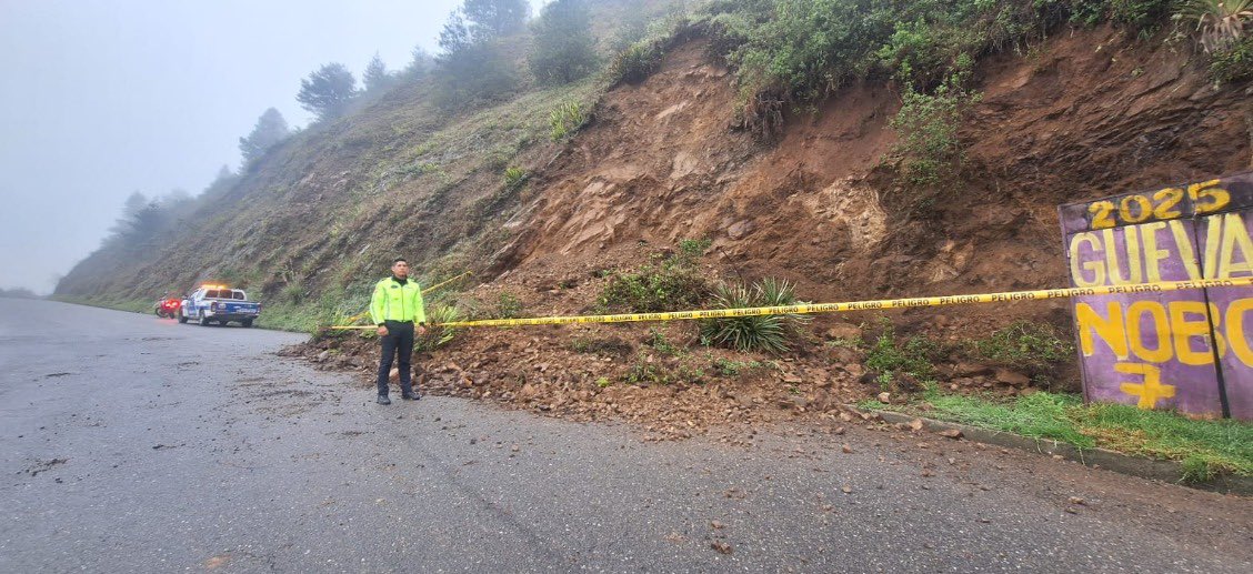 📍 #Loja – #ElCisne | Reporte de vías

En la parroquia El Cisne, sector Av. Ángel Polivio Vega Mora, se registró un deslizamiento de tierra de moderada magnitud que obstaculiza un carril de la vía.

Desde el <a href="/ECU911_/">ECU 911</a> se coordinó la atención del evento con <a href="/PoliciaEcuador/">Policía Ecuador</a> UCOT y