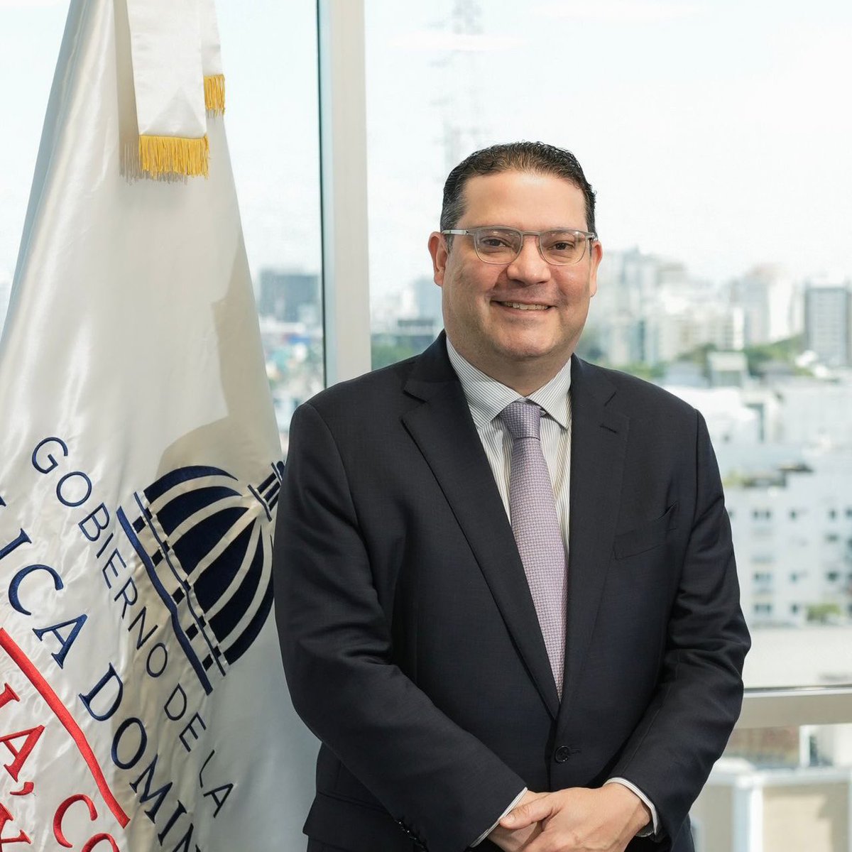 Como jovencito trabajé en <a href="/MIREXRD/">Cancillería de República Dominicana</a> y en <a href="/IndotelRD/">Instituto Dominicano de las Telecomunicaciones</a>. Luego de casi 20 años en el sector privado lo hice en <a href="/aduanard/">Dirección General de Aduanas</a> y ahora en el <a href="/MIC_RD/">Ministerio de Industria, Comercio y Mipymes</a>. Una constante ha sido que he conocido seres humanos excepcionales en todas esas instituciones. 

Hoy, en el Día del Servidor Público, pido