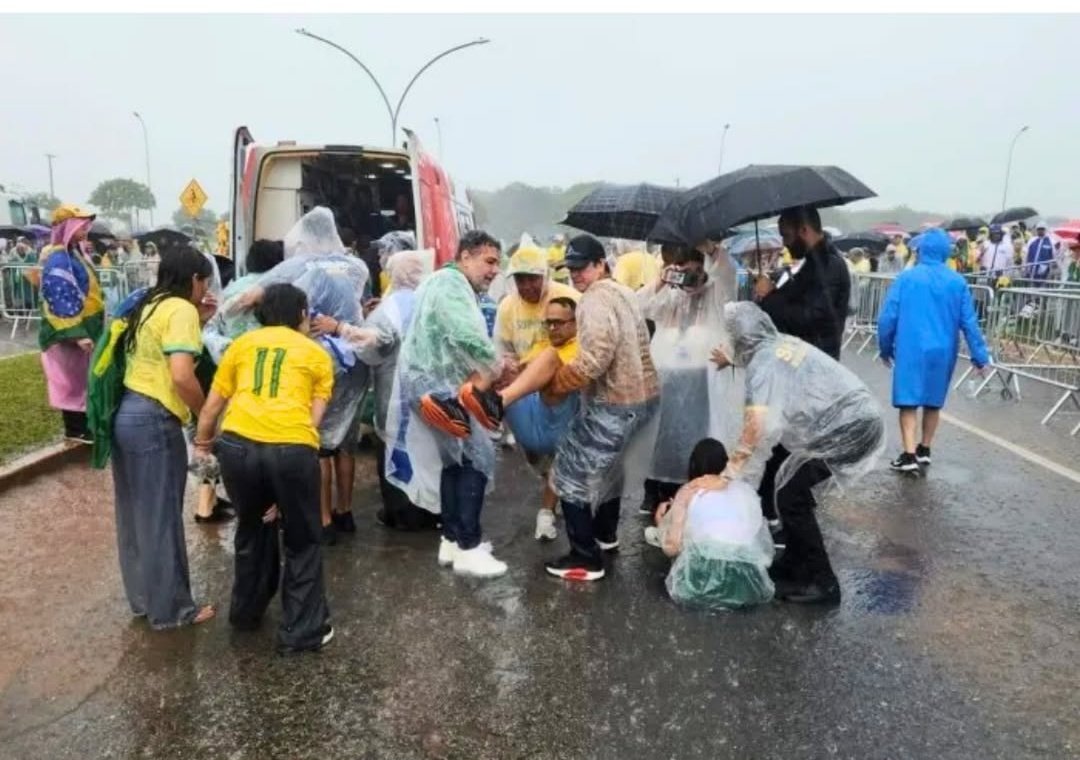 PedroRonchi2's tweet image. Os bolsonaristas queriam atacar o Lula no final da caminhada em Brasília, mas caiu um raio na cabeça deles e precisaram ser atendidos pelo Samu, criado pelo Lula.