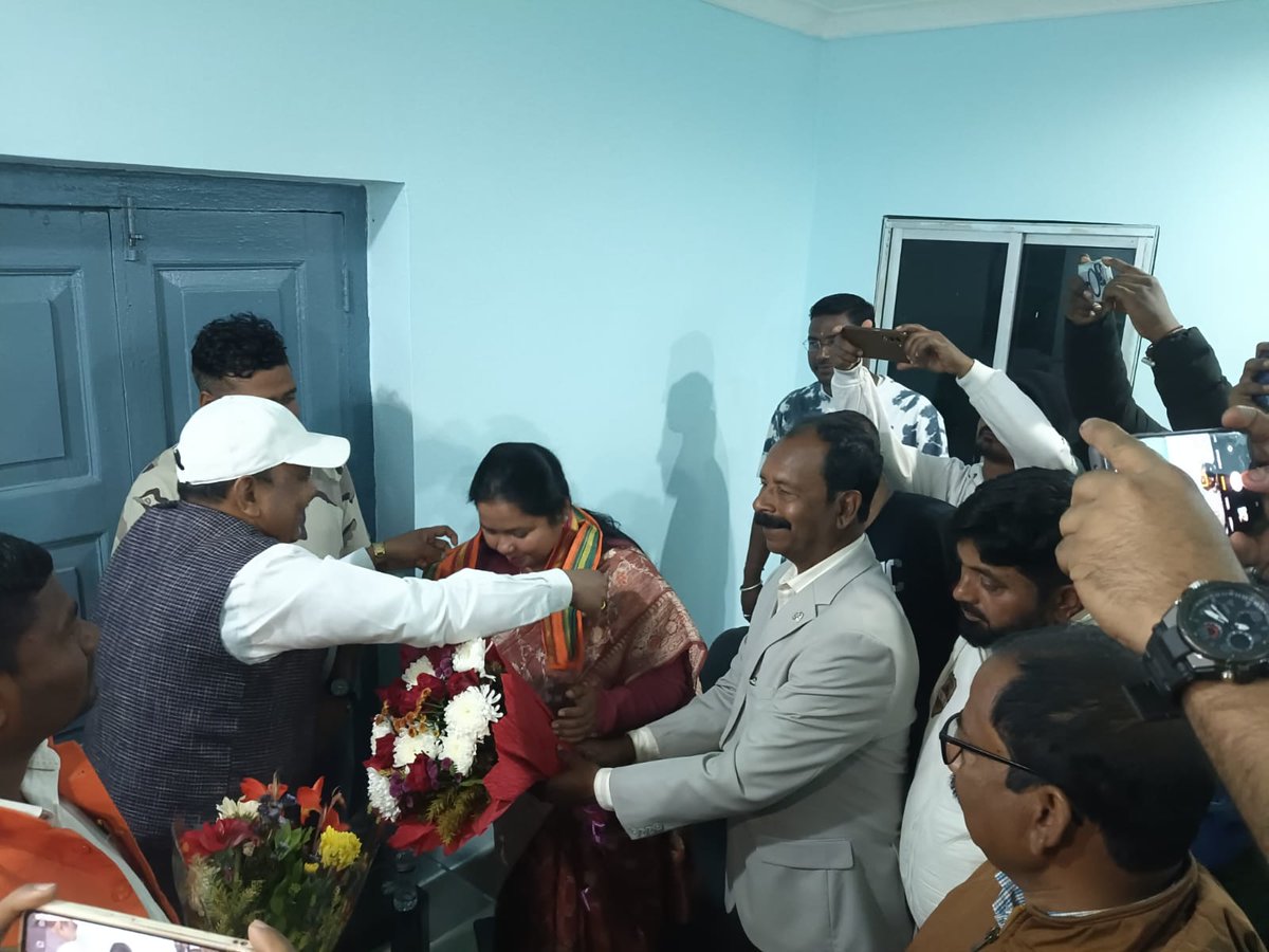 कार्यकर्ताओं का समर्पण और जनविश्वास ही भाजपा की असली ताकत है। आज पंचपोखरिया जाने के क्रम में चम्पुआ में पार्टी कार्यकर्ताओं का अपार स्नेह और समर्थन मिलना इसी का प्रतीक है।