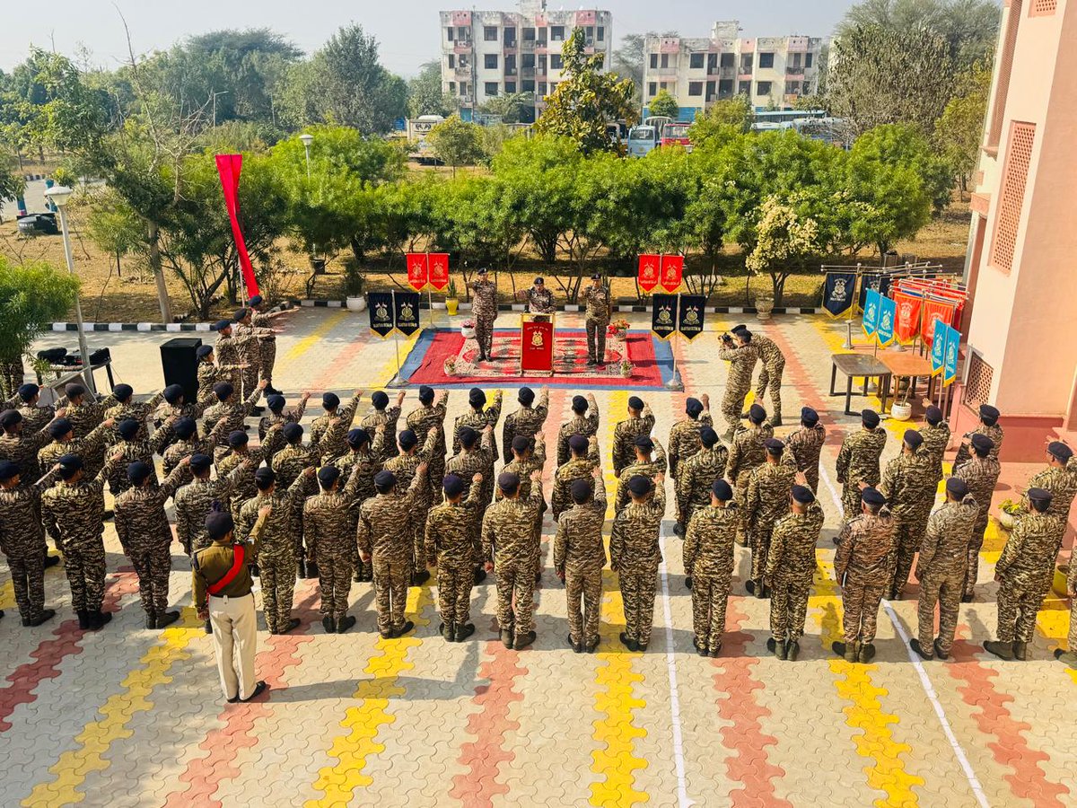 राष्ट्रीय मतदाता दिवस के अवसर पर आज दिनांक 25 जनवरी को राजस्थान सेक्टर #CRPF द्वारा लोकतांत्रिक मूल्यों को सुदृढ़ करने के उद्देश्य से शपथ ग्रहण समारोह का आयोजन किया गया।
 इस अवसर पर अधिकारियों एवं जवानों ने मतदाताओं द्वारा ली जाने वाली शपथ को दोहराते हुए लोकतंत्र के प्रति अपनी