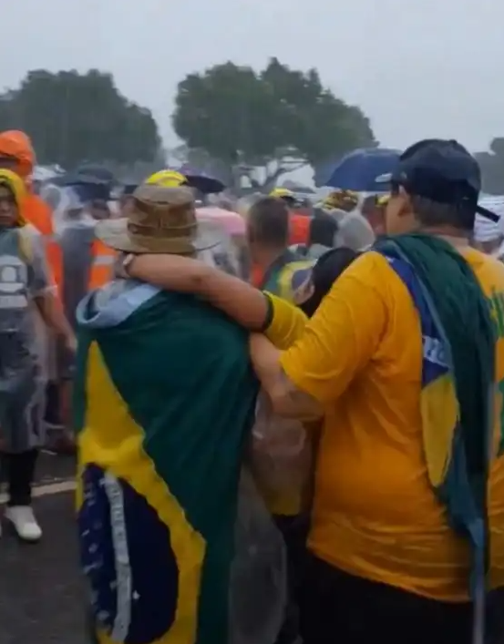 poptime's tweet image. 🚨 Segundo informações do Corpo de Bombeiros, 34 pessoas ficaram FERIDAS e 6 estão em estado GRAVE, após raio atingir manifestação irresponsável de Nikolas Ferreira no DF.