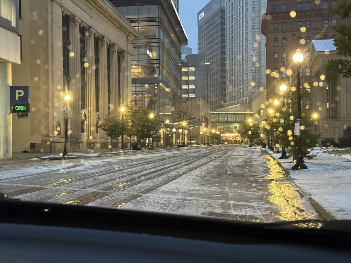 MarkeshiaonTV's tweet image. Tracked the roads all morning long on @WAVY_News, Roads across #HamptonRoads were mostly clear but if you’re driving today still use caution, as slick spots will remain a concern ❄️ our coverage continues this evening.