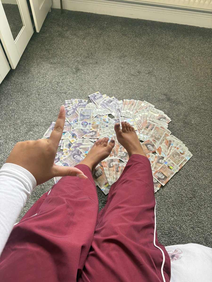 MissLeahsFeet's tweet photo. My feet look even prettier complimented with cash💵 https://t.co/iRHdNBJMb6