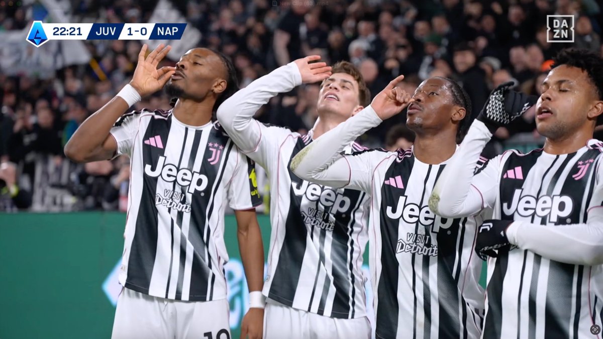L'ora del té per Jonathan #David 🍵

#JuveNapoli #DAZN