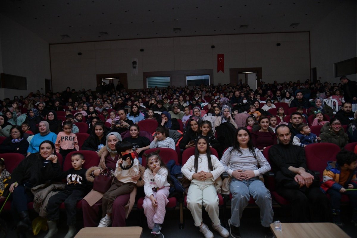 kazan_belediye's tweet photo. Başkanımız Sn. Selim ÇIRPANOĞLU’nun sömestr tatili hediyesi olan “Keloğlan ve Becerikli Eşeği” tiyatro oyunu Aile Yaşam Merkezimizde büyük ilgi gördü.

Çocuklarımız, aileleriyle birlikte keyifli anlar yaşadı 🎭✨

@selimcirpanoglu https://t.co/NWaJEvonAs