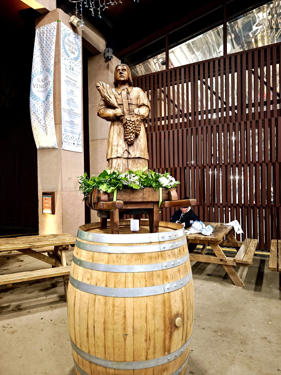 aiacciuvivu's tweet image. 𝐒𝐀𝐍 𝐕𝐈𝐍𝐂𝐄𝐍𝐓𝐈 : 𝐚̀ 𝐟𝐢𝐚𝐧𝐜𝐮 𝐚̀ 𝐢 𝐯𝐢𝐠𝐧𝐚𝐠𝐡𝐣𝐨𝐥𝐢 𝐝’𝐀𝐢𝐚𝐜𝐜𝐢𝐮 𝐞̀ 𝐝𝐢 𝐮 𝐜𝐢𝐫𝐜𝐨𝐧𝐝𝐮 𝐚𝐢𝐚𝐜𝐜𝐢𝐧𝐮 ! 🍇🍷

Eramu prisenti arisera, cù Jean-Paul Carrolaggi è a squadra d’Aiacciu Vivu, à a San Vincenti, Santu Patronu di i vignaghjoli. 

1/3