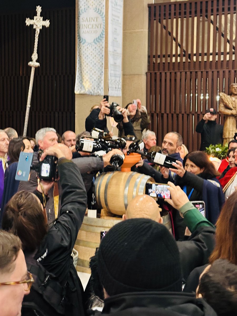 aiacciuvivu's tweet image. 𝐒𝐀𝐍 𝐕𝐈𝐍𝐂𝐄𝐍𝐓𝐈 : 𝐚̀ 𝐟𝐢𝐚𝐧𝐜𝐮 𝐚̀ 𝐢 𝐯𝐢𝐠𝐧𝐚𝐠𝐡𝐣𝐨𝐥𝐢 𝐝’𝐀𝐢𝐚𝐜𝐜𝐢𝐮 𝐞̀ 𝐝𝐢 𝐮 𝐜𝐢𝐫𝐜𝐨𝐧𝐝𝐮 𝐚𝐢𝐚𝐜𝐜𝐢𝐧𝐮 ! 🍇🍷

Eramu prisenti arisera, cù Jean-Paul Carrolaggi è a squadra d’Aiacciu Vivu, à a San Vincenti, Santu Patronu di i vignaghjoli. 

1/3