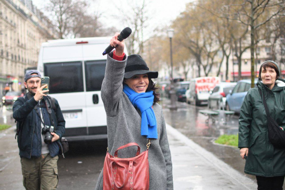 chikirouparis's tweet image. Opération porte-à-porte géant ! 
Dans tout Paris, les militants se sont engagés pour faire gagner le #NouveauParisPopulaire et inviter les parisiens au meeting du 30 janvier !