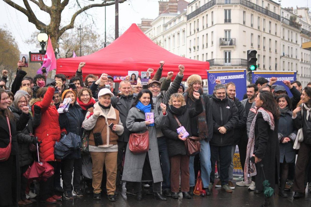 chikirouparis's tweet image. Opération porte-à-porte géant ! 
Dans tout Paris, les militants se sont engagés pour faire gagner le #NouveauParisPopulaire et inviter les parisiens au meeting du 30 janvier !