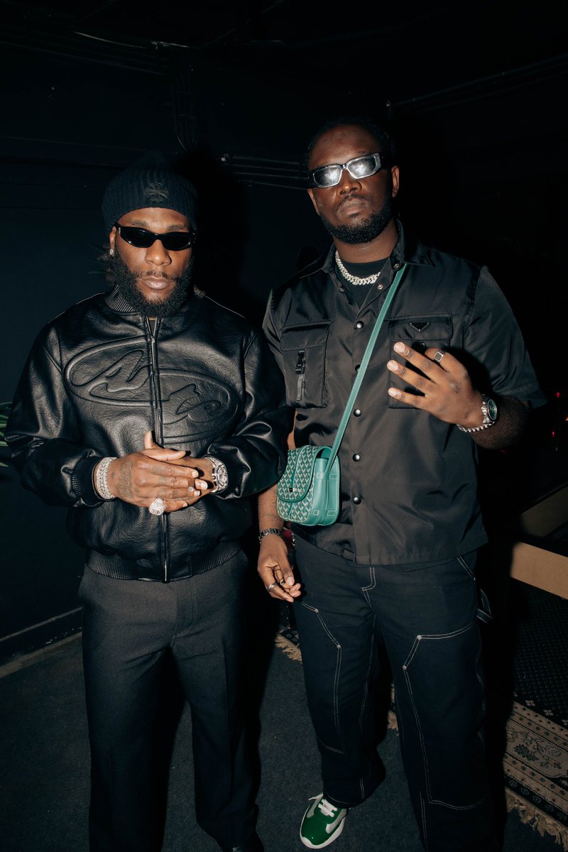 godlove____'s tweet photo. 4 ans après avoir vu @burnaboy une première fois sur scène 🚀 je finis par le produire à mon event @njoy_be . Par nous, pour nous ☝🏾 AFRO GIANTs https://t.co/5pAjiFllbN