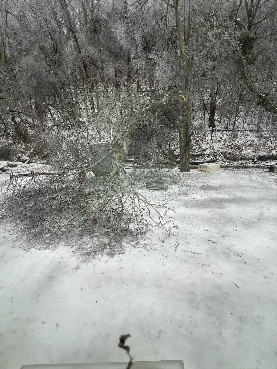 Taylorfan88's tweet photo. @NashSevereWx #tspotter Thankfully, this couldn’t reach our house, but still scary. Shaw Rd area not far from Lickton Pike &amp; Brick Church. Goodlettsville side https://t.co/UBhXfSbPsI