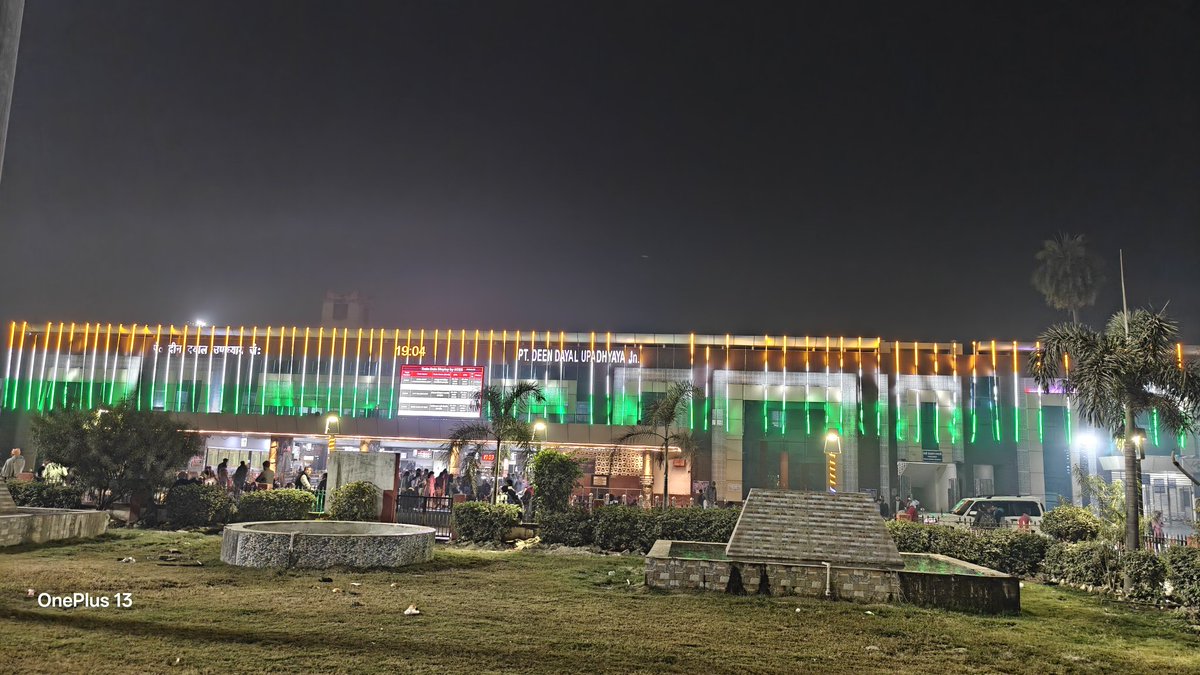 AdviceExpress's tweet photo. On the eve of the 77th Republic Day, DDU Railway Station and DDU DRM building is illuminated with tricolour.Courtesy of the ddu Powerhouse
@DRM_DDU https://t.co/XNqNpuJozT