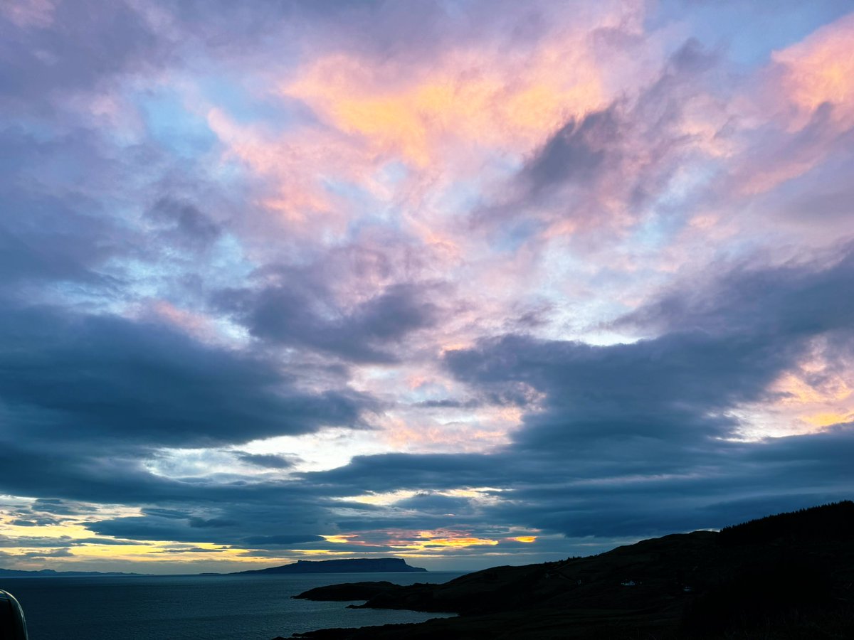 Macinnesplant's tweet image. Colourful skies over the Isle of Eigg from Isle of Skye #Scotland 🏴󠁧󠁢󠁳󠁣󠁴󠁿 #rabbieburns @ThePhotoHour @StormHour @VisitScotland @bbcweather @itvweather