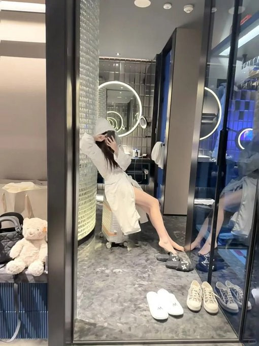 Barefoot bliss in a stylish suite.  Taking it easy and soaking up the vibes.  😌