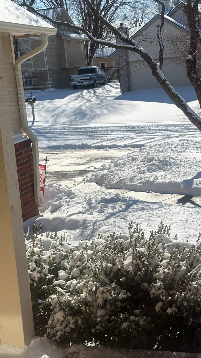 Pinhead77476633's tweet photo. @Shaggy_Bets May not have been first today, but no one else on the block put the work in yesterday to shovel and salt. The results speak for themself. https://t.co/SV67oVEN67