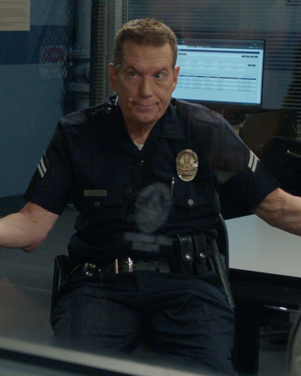 ChenfordGirl's tweet photo. I'm so glad they decided to keep his character, I genuinelly can't imagine this show without the icon that is Smitty. https://t.co/BaeK9mvO3T
